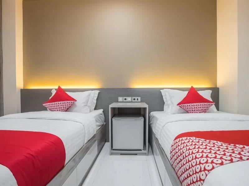 Super Oyo 1487 Residence Khoe Jakarta Buitenkant foto