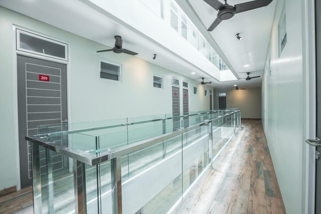 Super Oyo 1487 Residence Khoe Jakarta Buitenkant foto