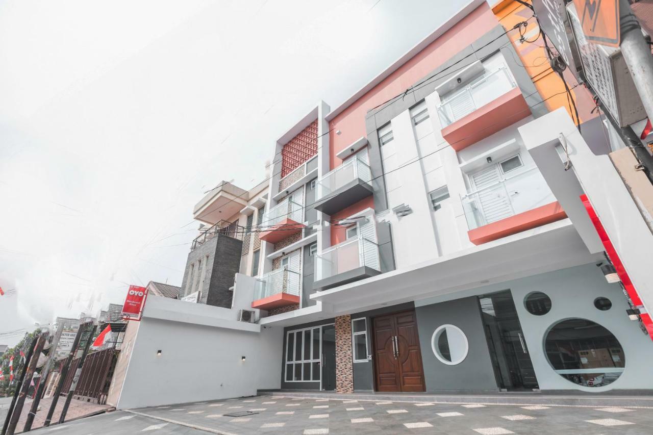 Super Oyo 1487 Residence Khoe Jakarta Buitenkant foto