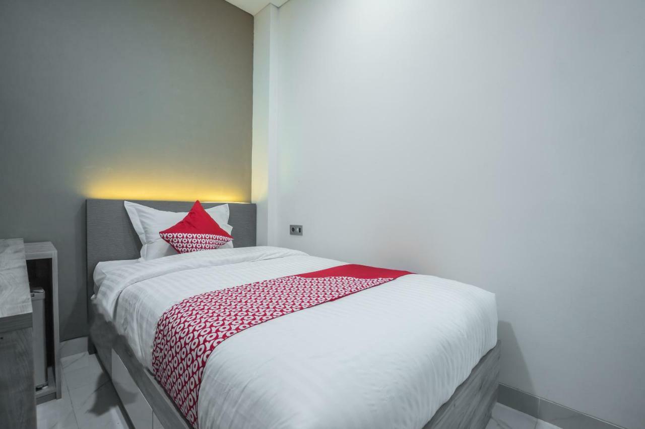 Super Oyo 1487 Residence Khoe Jakarta Buitenkant foto