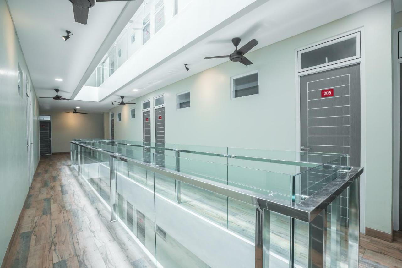 Super Oyo 1487 Residence Khoe Jakarta Buitenkant foto
