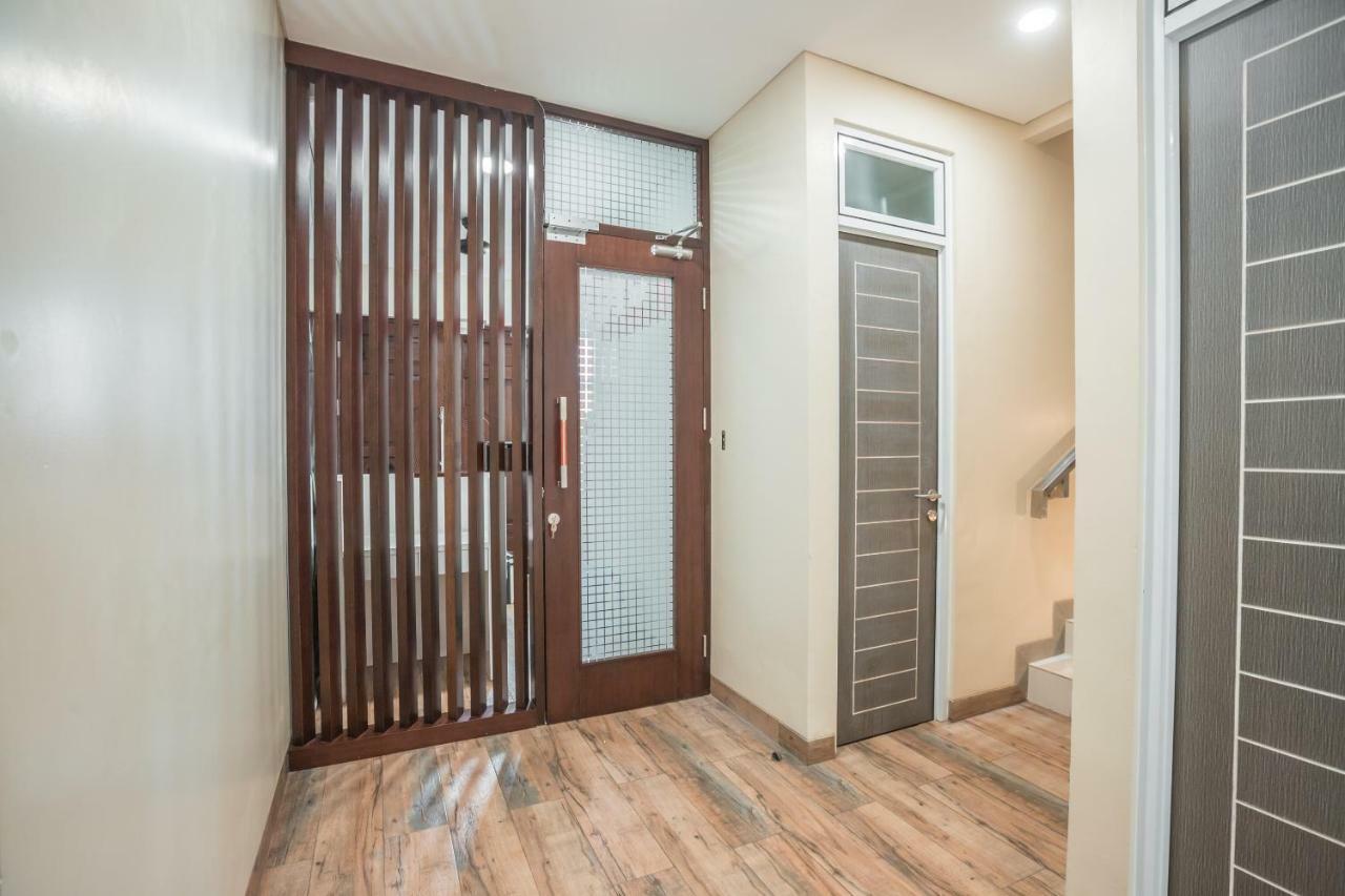 Super Oyo 1487 Residence Khoe Jakarta Buitenkant foto