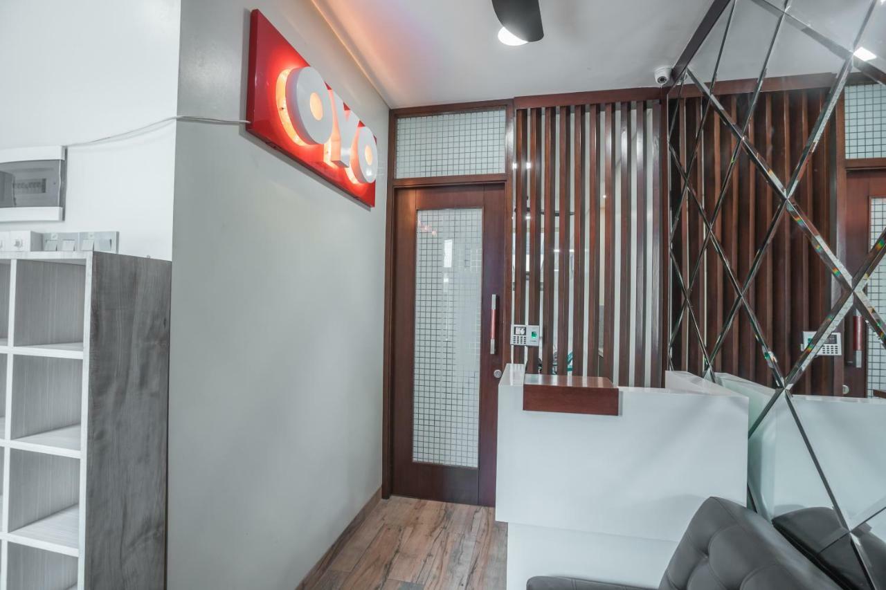 Super Oyo 1487 Residence Khoe Jakarta Buitenkant foto