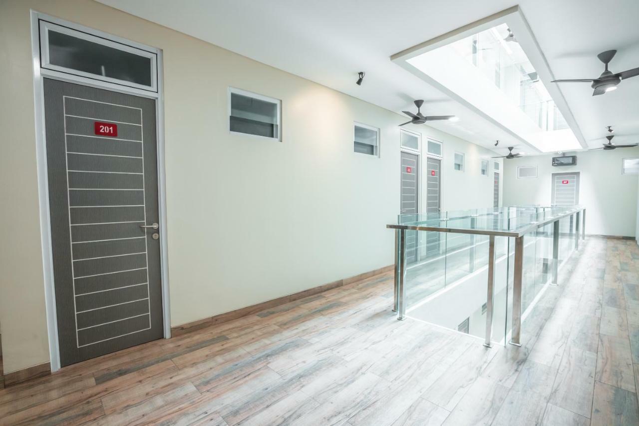 Super Oyo 1487 Residence Khoe Jakarta Buitenkant foto