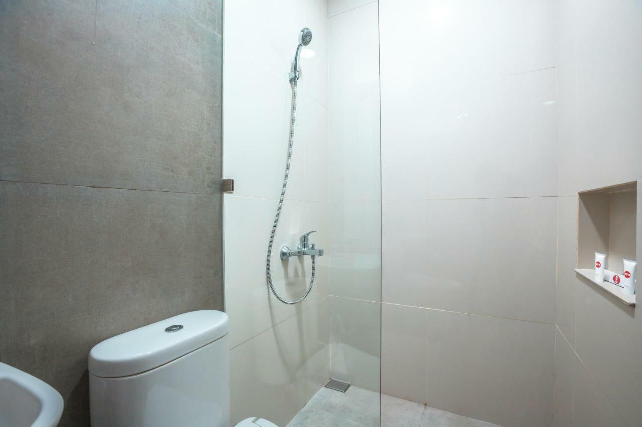 Super Oyo 1487 Residence Khoe Jakarta Buitenkant foto
