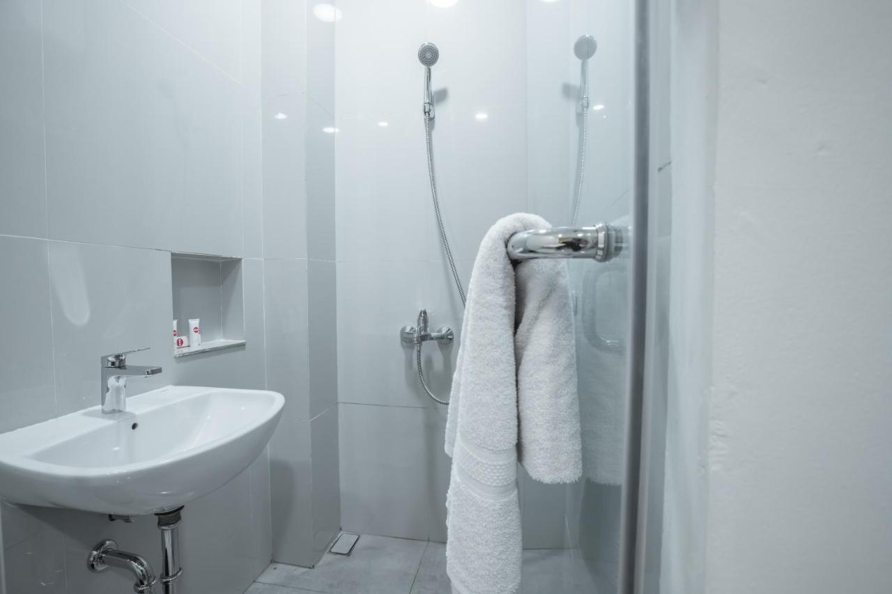 Super Oyo 1487 Residence Khoe Jakarta Buitenkant foto